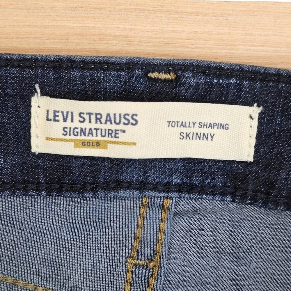 Signature by Levi Strauss Totally Shaping‎ Skinny Women 30x23 Blue Raw Hem Denim
